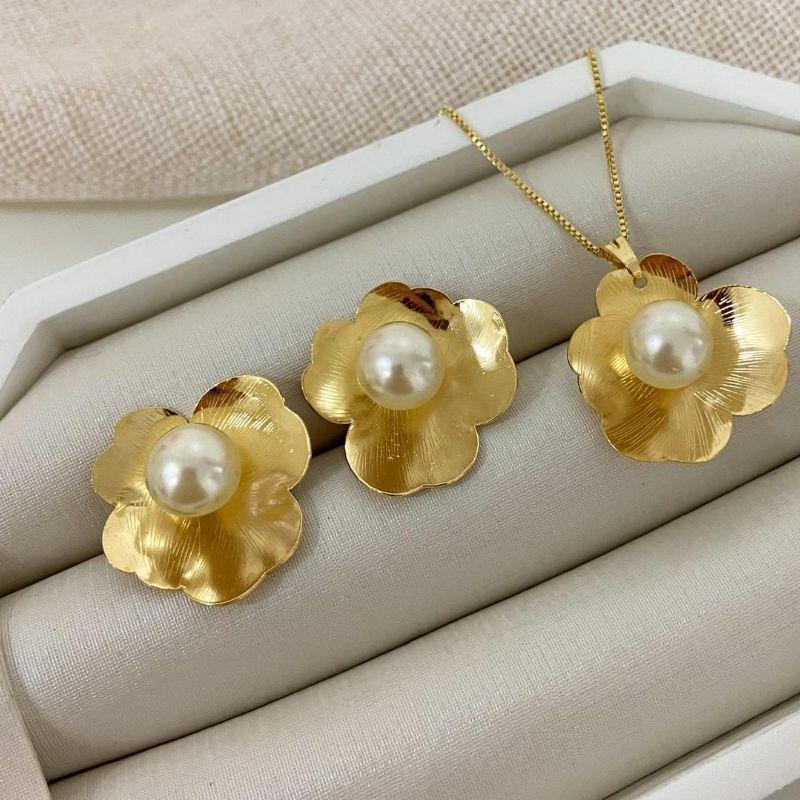 Conjunto Colar com Pingente Flor Pérola + Brincos Flor Pérola Banhado a Ouro 18k