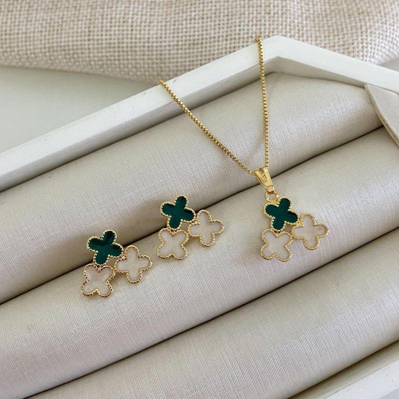 Conjunto Colar e Brincos Trevo Duplo Verde e Pérola Banhados a Ouro 18k – Modelo CV-991