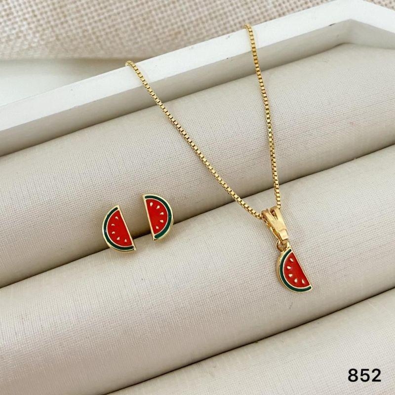 Conjunto Infantil Colar Corrente Veneziana com Pingente Melancia + Brincos Meia Melancia Coloridos Banhado a Ouro 18k