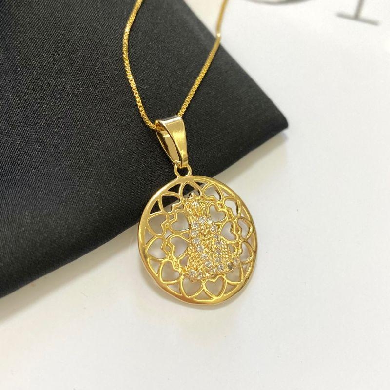 Colar Gargantilha Nossa Senhora Aparecida Redondo Vazado com Corações Banhado a Ouro 18k