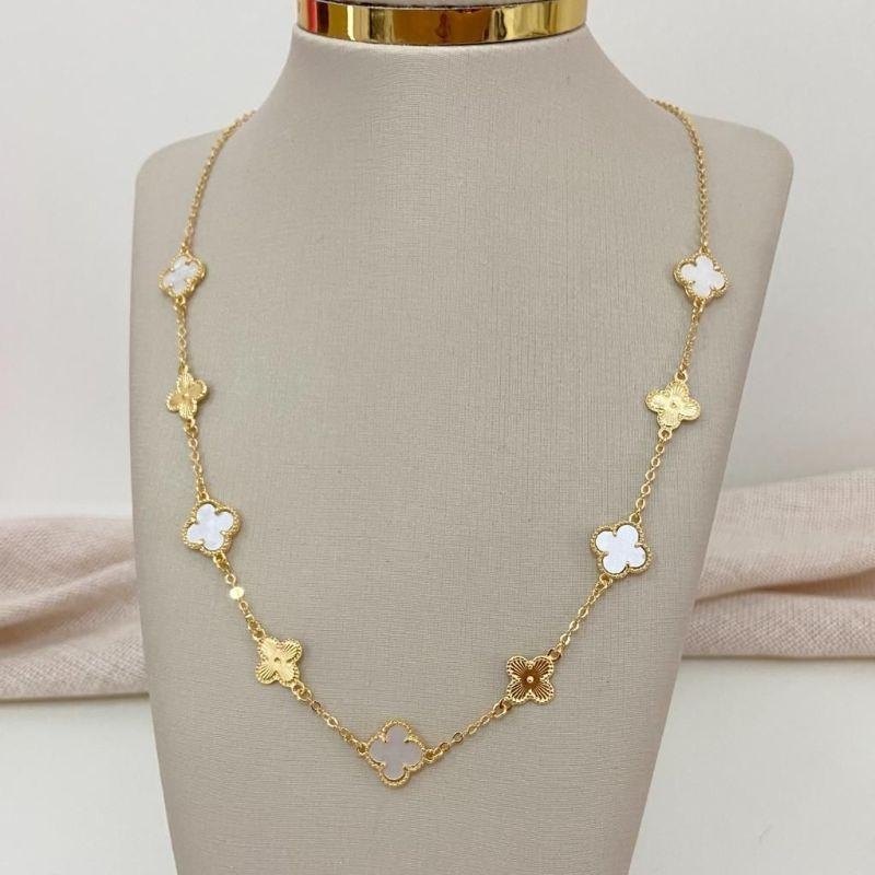 Colar Longo Trevo Branco e Dourado Banhado a Ouro 18k com Detalhes Trabalhados