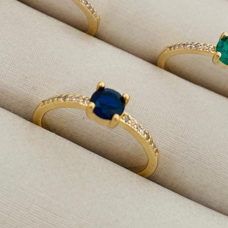 Anel Formatura Solitário com Pedras Coloridas Banhados a Ouro 18k – Azul, Verde e Vermelho
