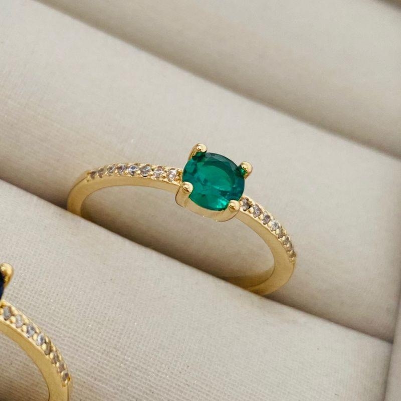 Anel Formatura Solitário com Pedras Coloridas Banhados a Ouro 18k – Azul, Verde e Vermelho