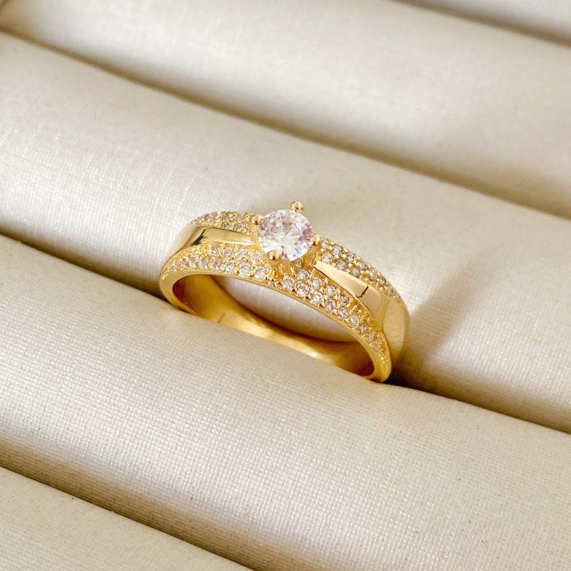 Anel Solitário Feminino Banhado a Ouro 18k com Zircônia Central – Semijoia Luxuosa e Sofisticada