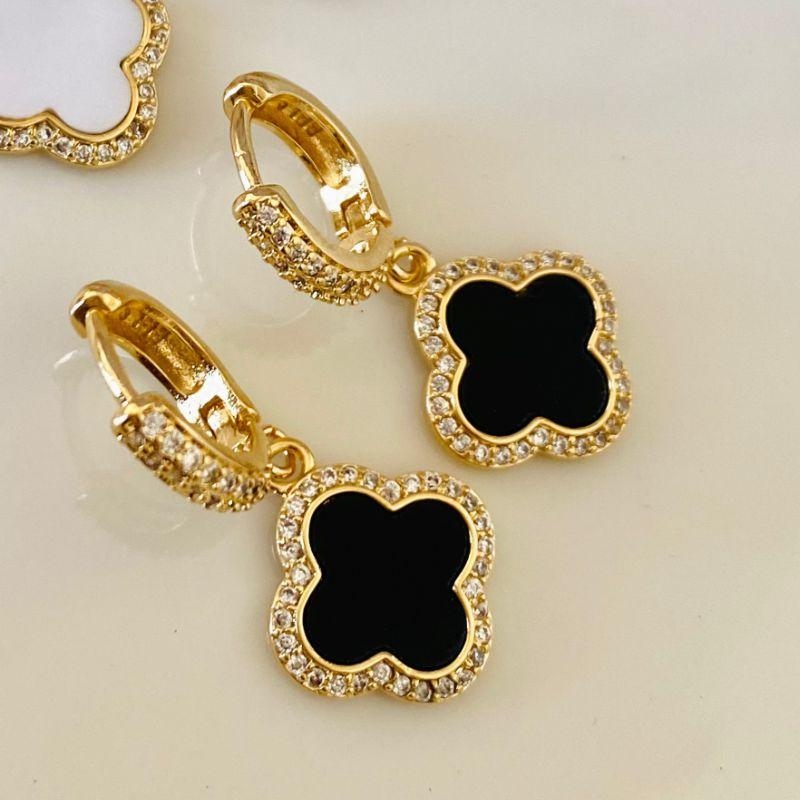 Brinco Argola Cravejada com Pingente Trevo Esmaltado Preto Banhado a Ouro 18K