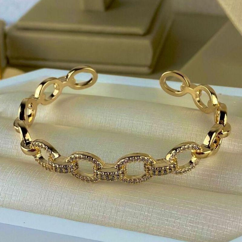 Bracelete Pulseira Feminina Aberta com Elos e Cravação de Zircônias – Semijoia Banhada a Ouro 18K