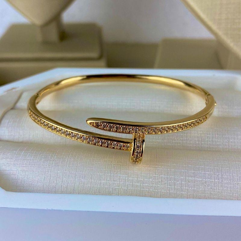 Bracelete Pulseira Feminina Formato Prego com Cravação de Zircônias – Semijoia Banhada a Ouro 18K