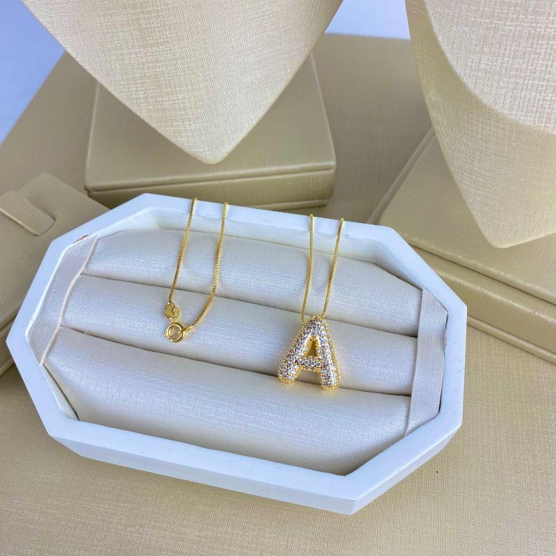 Gargantilha Inicial com Letra Cravejada em Zircônias – Corrente Veneziana 45cm Banhada a Ouro 18k