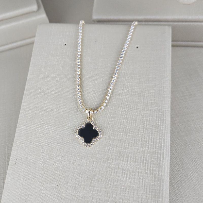 Colar Riviera com Pingente Trevo de Quatro Folhas Madrepérola Preta Banhado a Ouro 18k