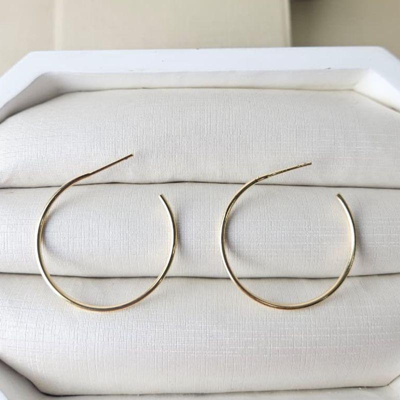 Brinco Argola Fina Média Banhada a Ouro 18k  Leve, Clássica e Elegante