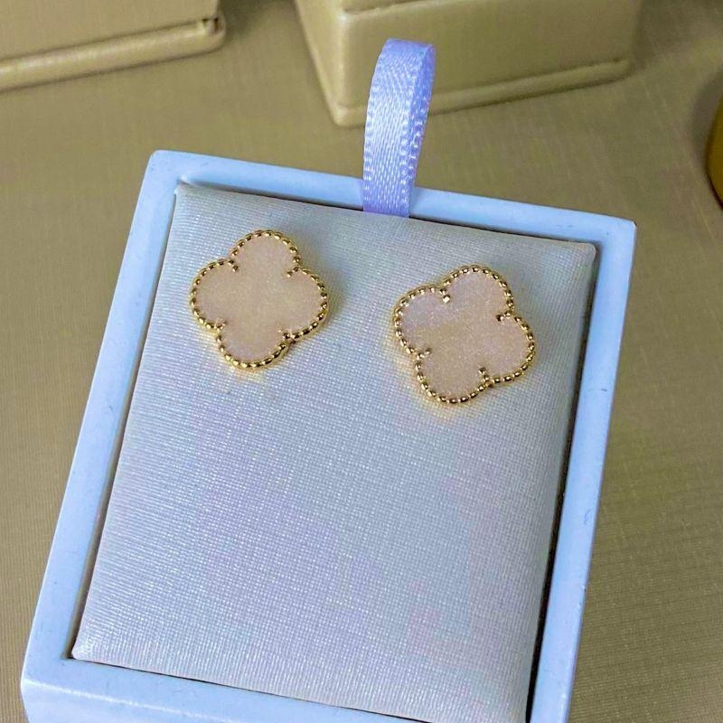 Brinco Trevo da Sorte Branco Banhado a Ouro 18k