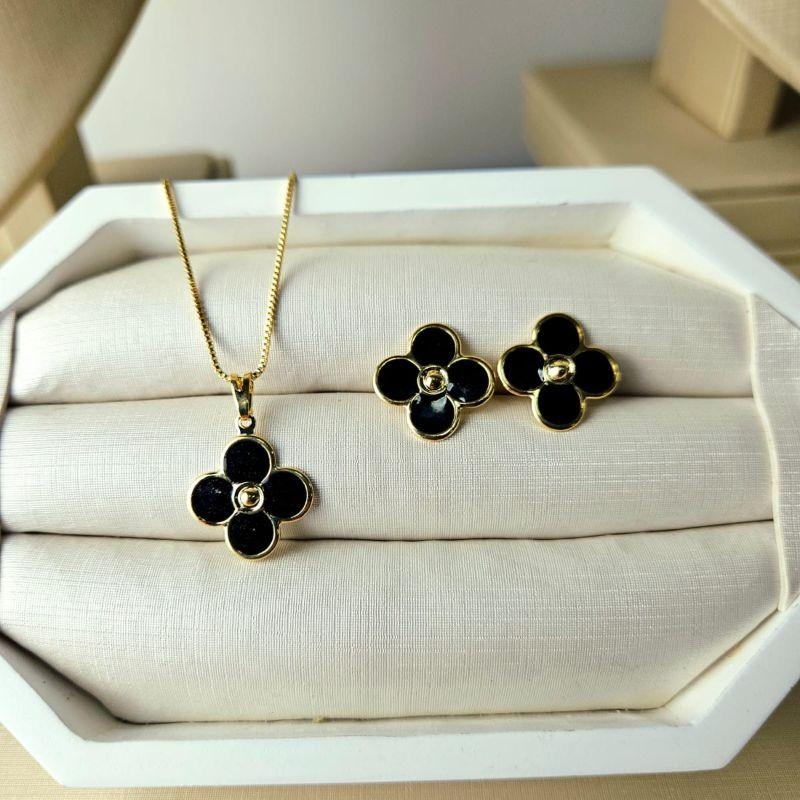 Conjunto Colar e Brincos Flor Esmaltada Banhados a Ouro 18k