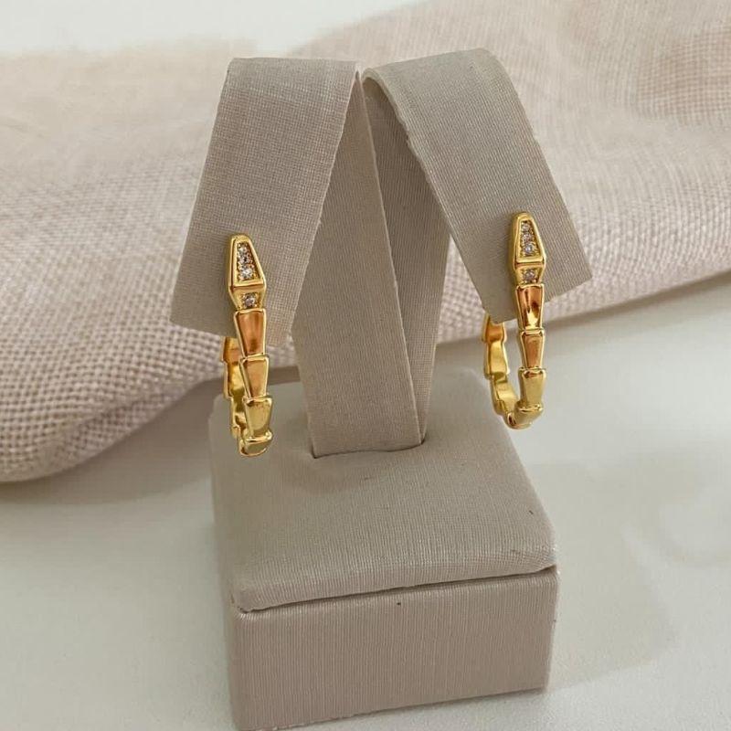 Brinco Argola Segmentada com Detalhes Geométricos e Zircônias – Banhado a Ouro