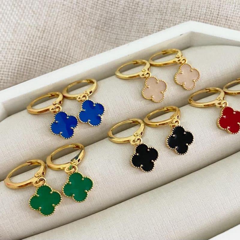 Brinco Argola Pingente Trevo Esmaltado Várias Cores Banhado a Ouro 18K