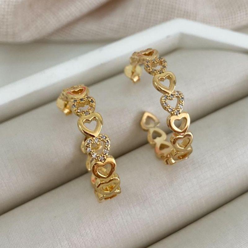 Brinco Argola de Corações Vazados Cravejados Banhado a Ouro 18k – Tamanho Médio