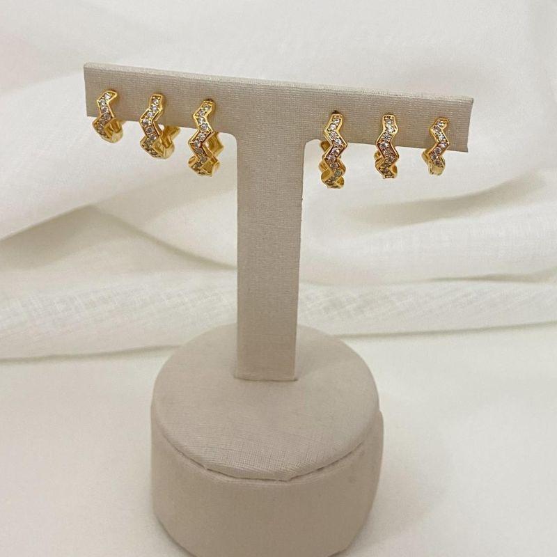 Trio de Argolas Geométricas Zigue-Zague com Zircônias – Banhadas a Ouro