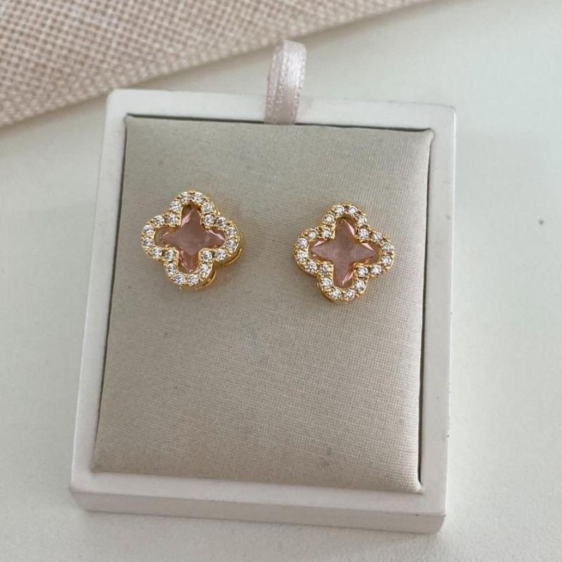 Brinco Trevo com Madreperola Rosa e Zircônias – Banhado a Ouro
