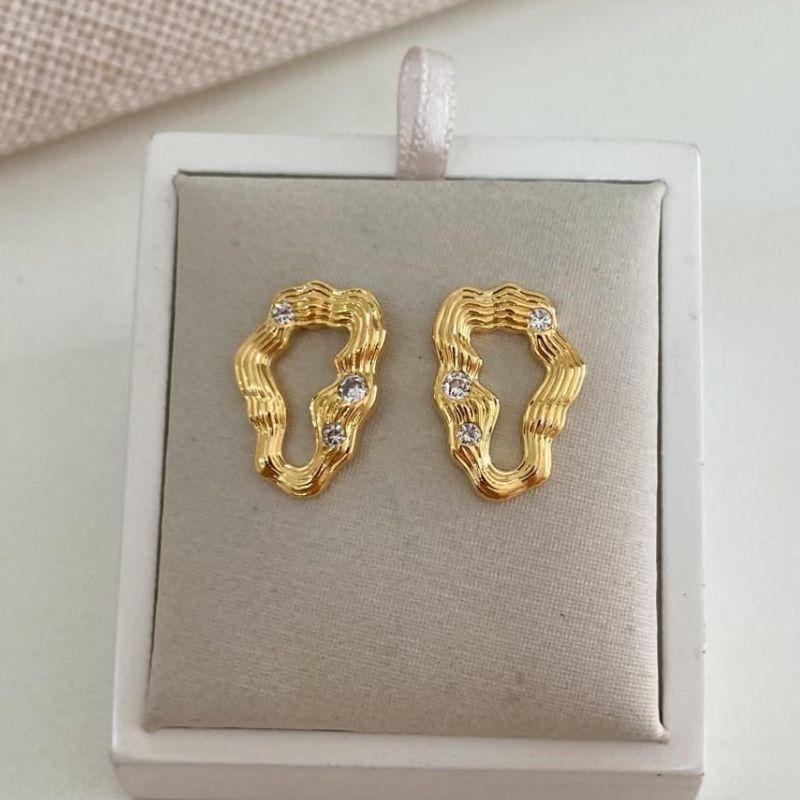 Brinco Abstrato Ondulado com Zircônias – Banhado a Ouro