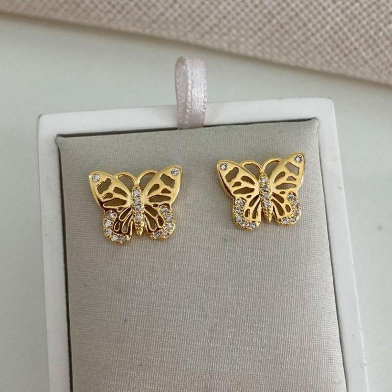 Brinco Borboleta Vazado com Detalhes em Zircônia – Banhado a Ouro