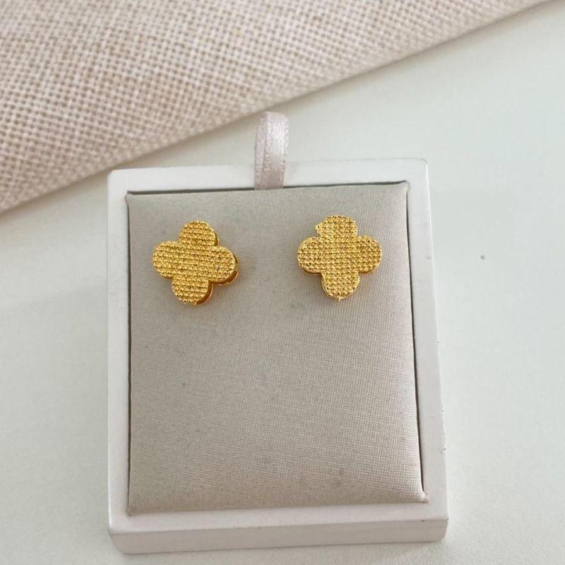 Brinco Trevo da Sorte – Banhado a Ouro com Textura Trabalhada