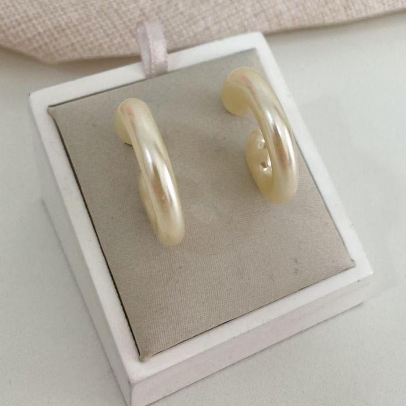 Brinco Argola Pequena Resina Pérola – Estilo Minimalista