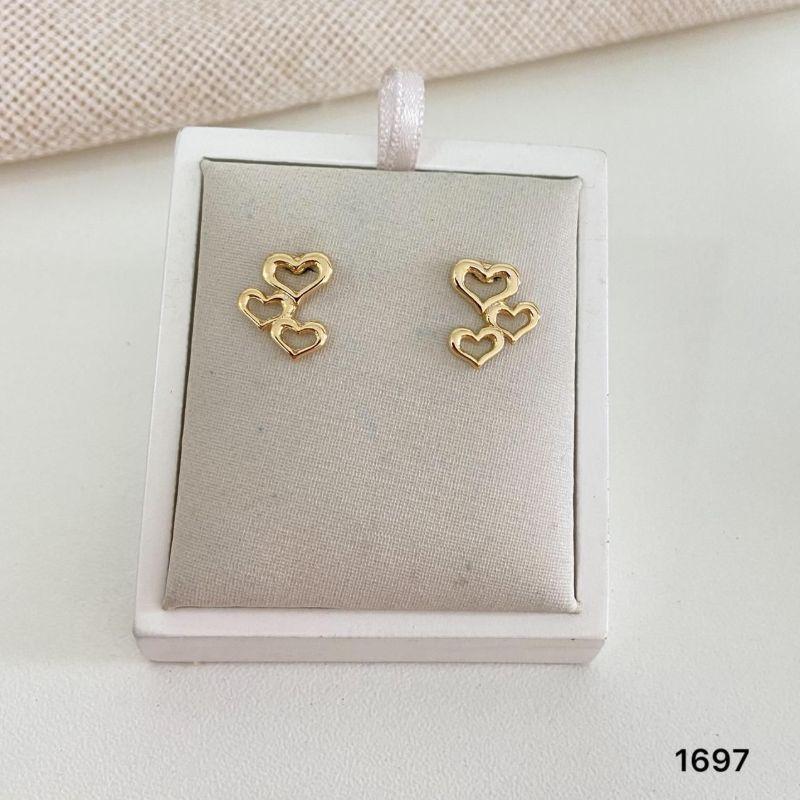 Brinco Pequeno Dourado Três Corações Vazados  Delicado e Romântico