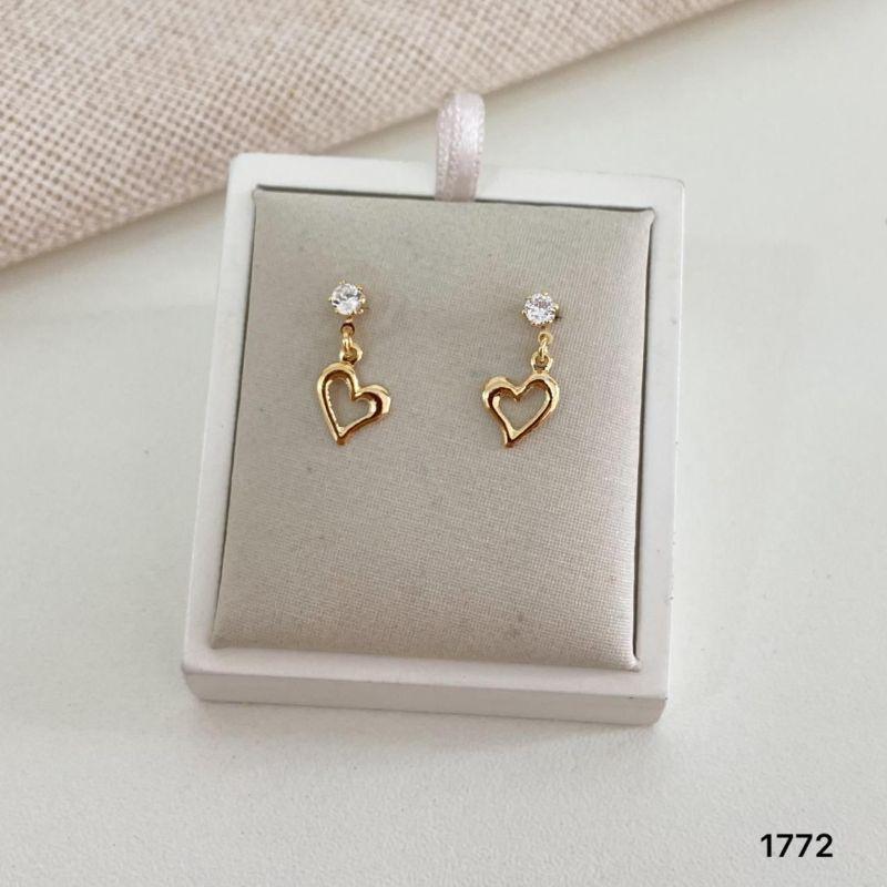 Brinco Coração Vazado Pendurado com Ponto de Luz Banhado a Ouro 18k Delicada