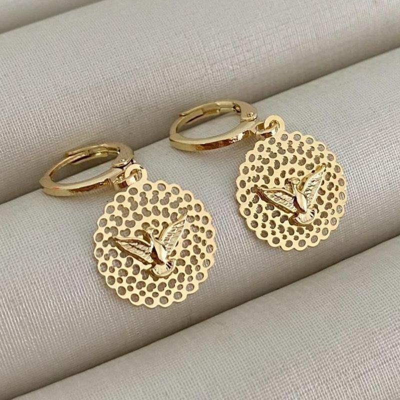Brinco Argola Dourada com Pendente Mandala e Pomba da Paz