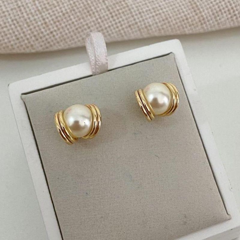Brinco Pequeno Dourado com Pérola Central e Detalhes em Aros  Clássico e Elegante