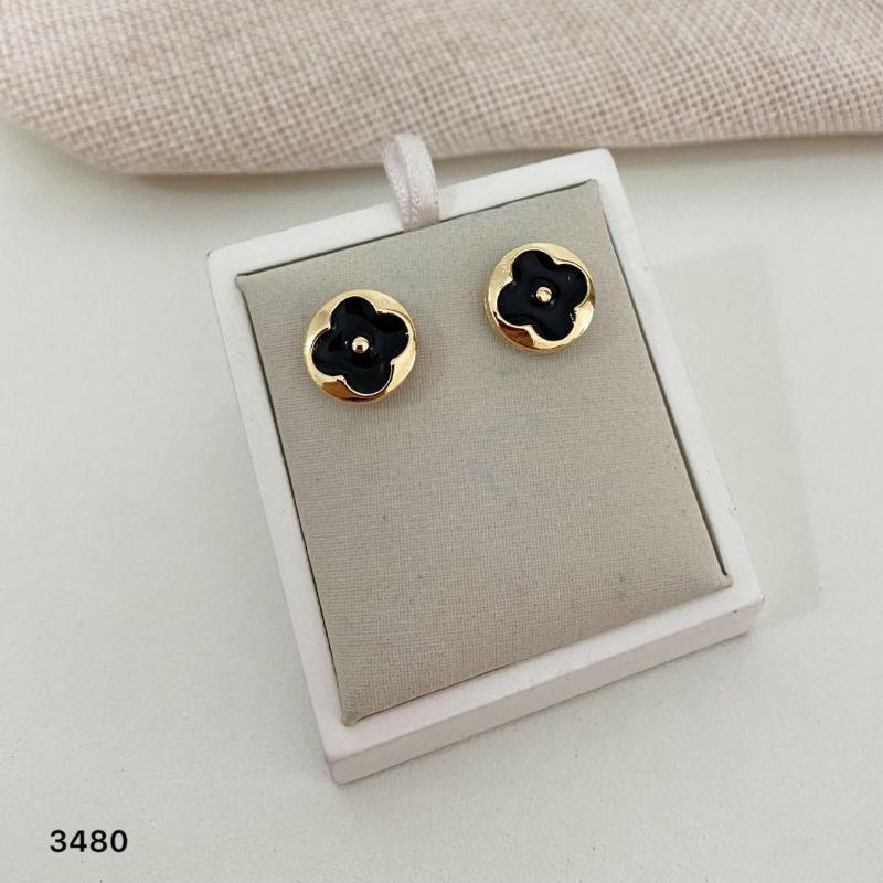 Brinco Redondo Dourado com Flor Preta Esmaltada