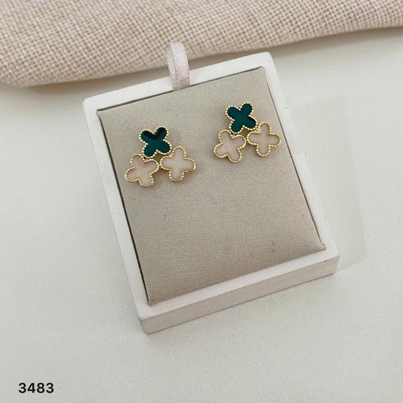 Brinco Trevo Duplo Dourado com Resina Verde e Nude  Delicado e Elegante