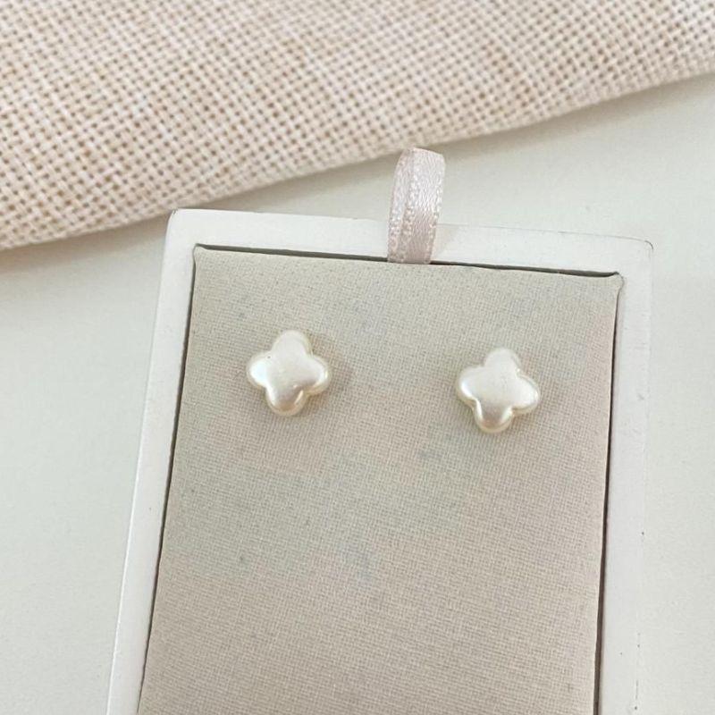 Brinco Pequeno Pérola em Formato de Flor  Delicado e Minimalista