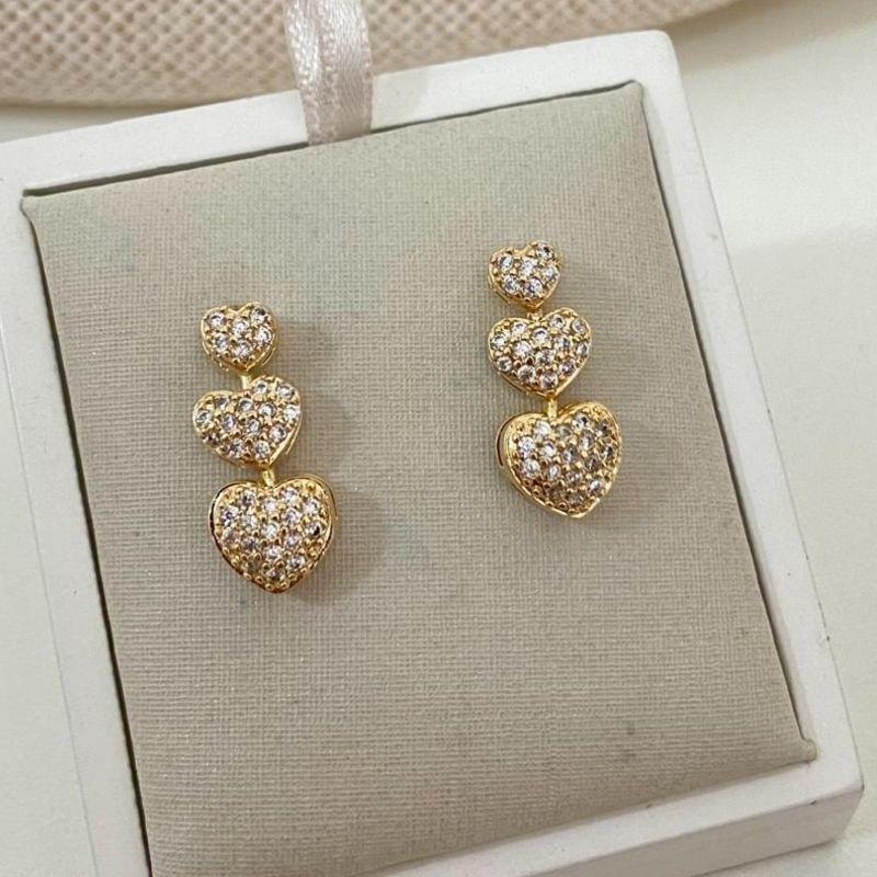 Brinco Trio de Corações Cravejados Banhado a Ouro 18k