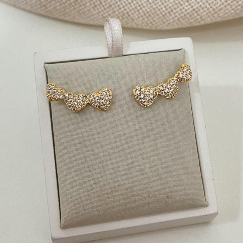 Brinco Ear Cuff de Corações Cravejados Banhado a Ouro 18k