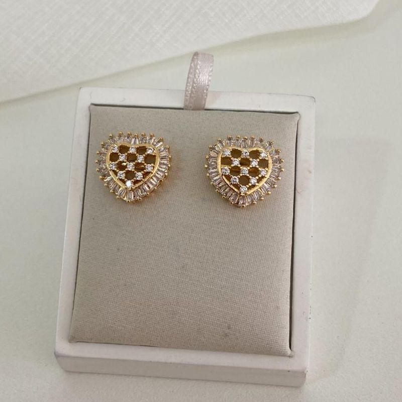 Brinco Coração Xadrez Cravejado com Zircônias Banhado a Ouro 18k