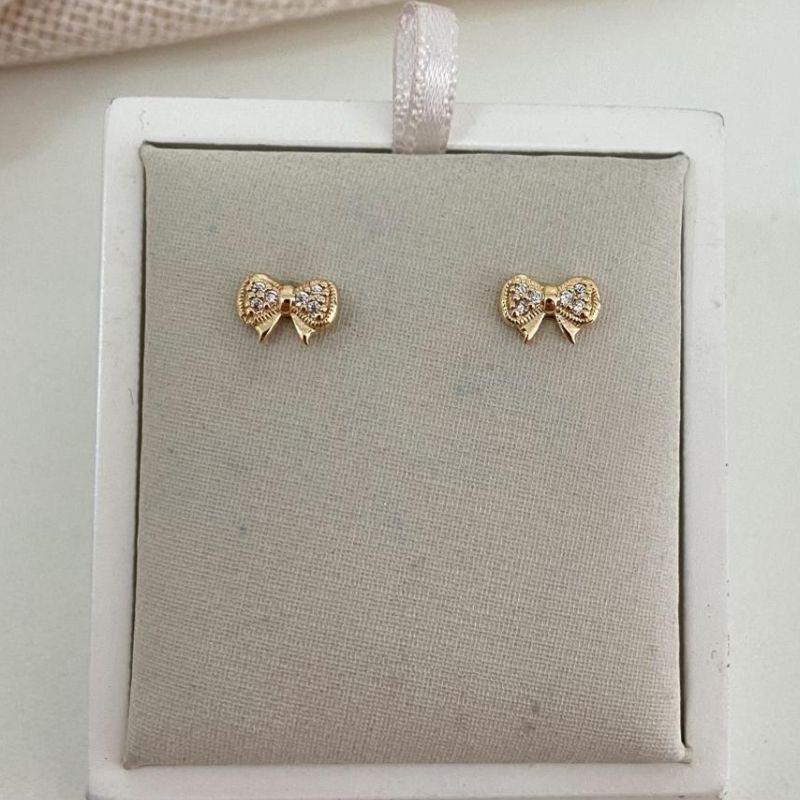 Brinco Infantil Laço com Zircônia Banhado a Ouro 18k Delicado Feminino
