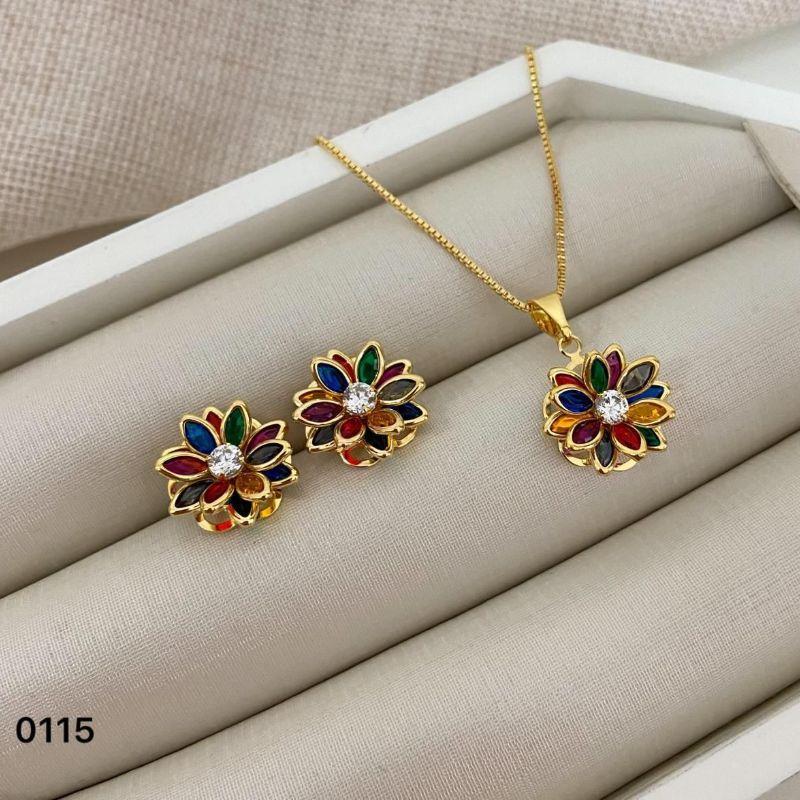 Conjunto Colar e Brinco – Flor Colorida com Zircônia Central – Banhado a Ouro