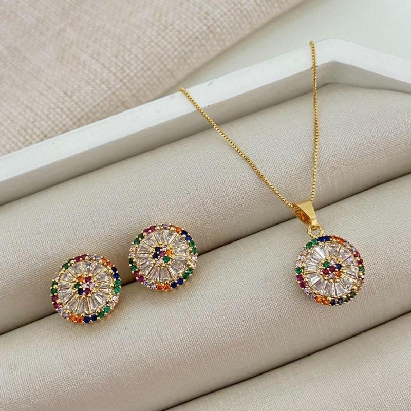 Conjunto Colar Gargantilha Corrente Veneziana com Pingente Redondo Colorido e Brincos Banhado a Ouro 18k
