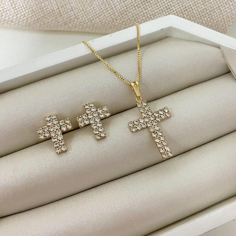 Conjunto Colar e Brincos Cruz Cravejados Banhados a Ouro 18k – Modelo 691