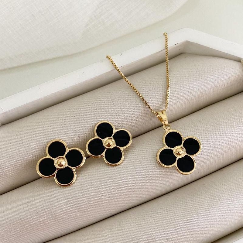 Conjunto Colar Gargantilha Corrente Veneziana com Pingente Flor Preta Banhado a Ouro 18k + Brincos Flor Preta