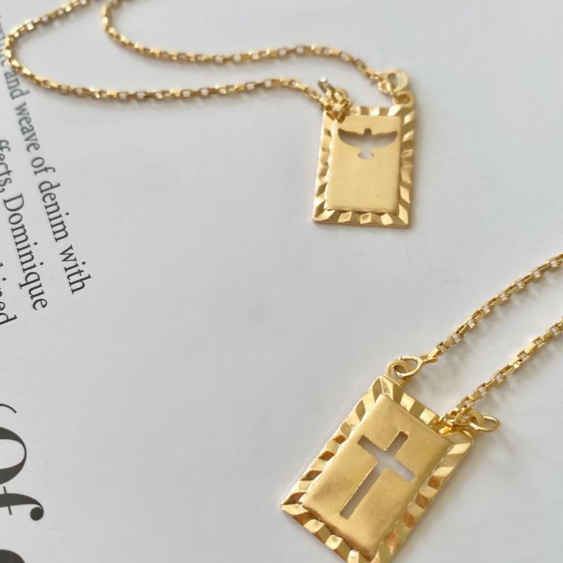 Escapulário Corrente Elo Português com Pingente Placa Cruz e Espírito Santo Banhado a Ouro 18k