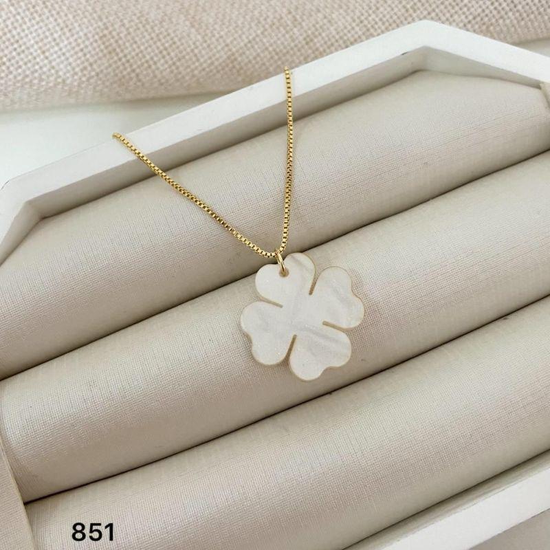 Gargantilha Corrente Veneziana com Pingente Trevo 4 Folhas Madrepérola Banhada a Ouro 18k