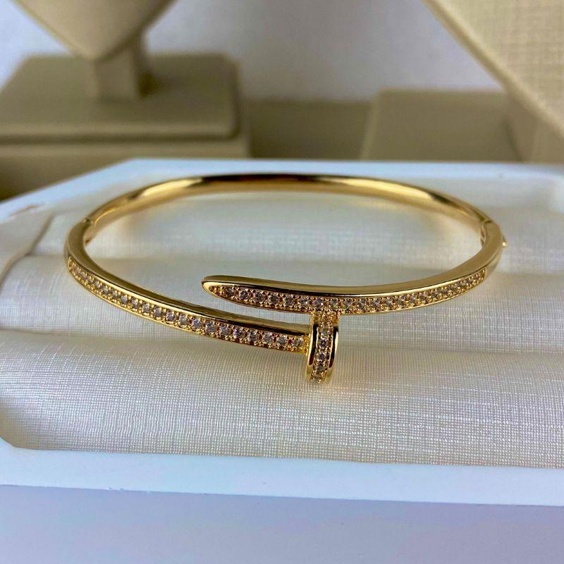 Bracelete Pulseira Feminina Formato Prego com Cravação de Zircônias – Semijoia Banhada a Ouro 18K