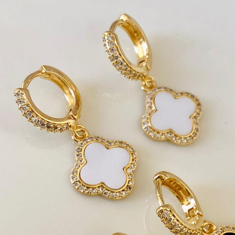 Brinco Argola Cravejada com Pingente Trevo Esmaltado Branco Banhado a Ouro 18K