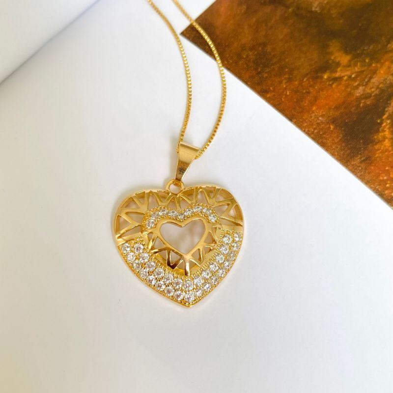 Colar Coração Vazado com Zircônias Banhado a Ouro 18k