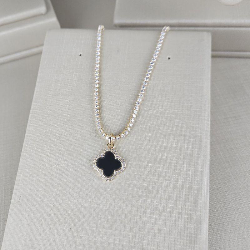 Colar Riviera com Pingente Trevo de Quatro Folhas Madrepérola Preta Banhado a Ouro 18k