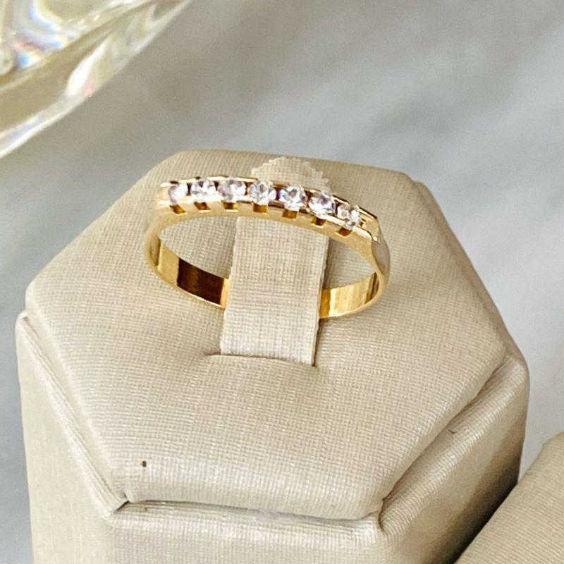 Anel Aliança Dourada Cravejada com Zircônias  Banhada a Ouro 18k