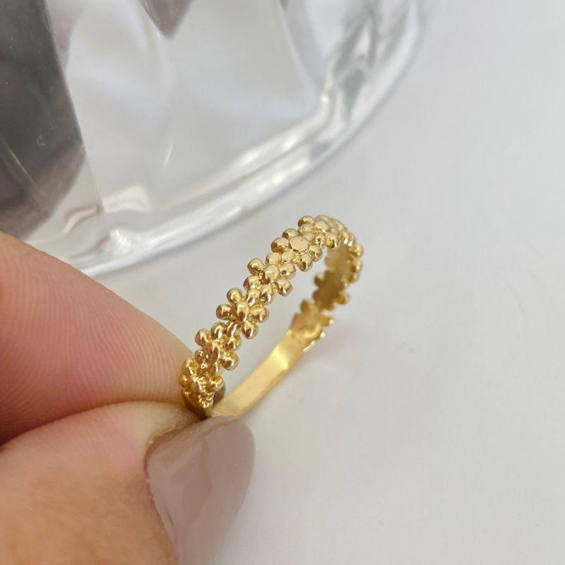 Anel Banhado a Ouro 18k Feminino com Detalhes em Mini Flores