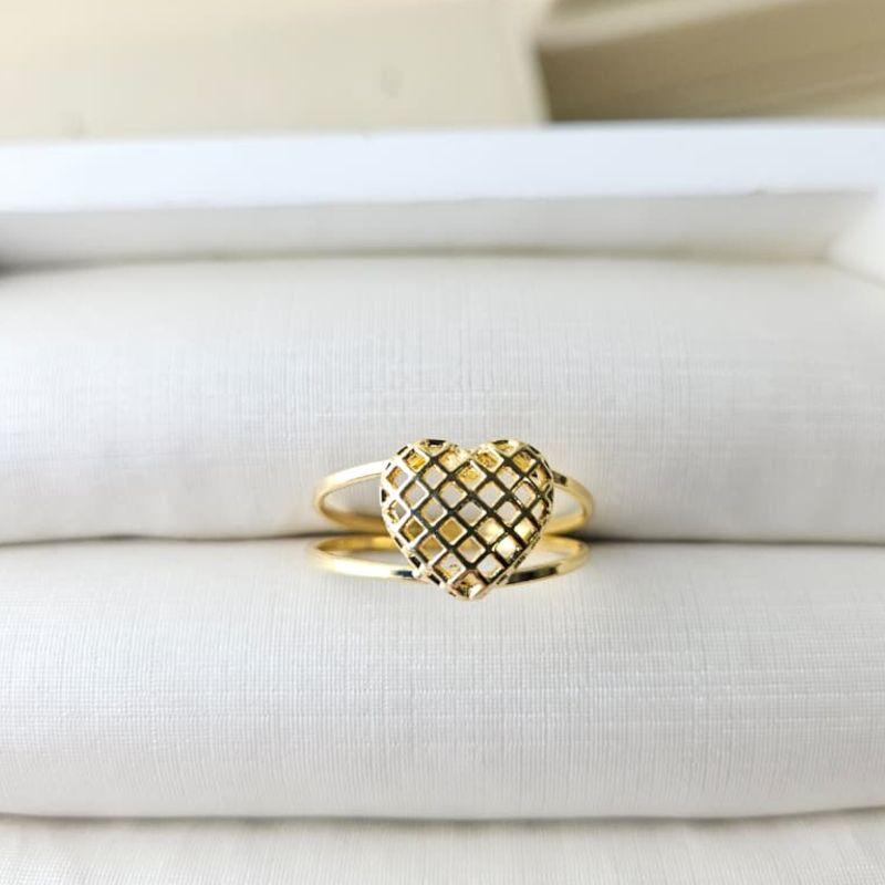 Anel Coração Vazado com Detalhes em Losangos Banhado a Ouro 18k  Joia Feminina Delicada e Moderna