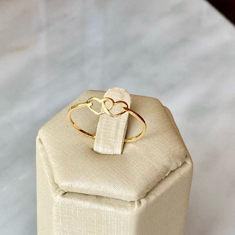 Anel Dois Corações Vazados Entrelaçados Banhado a Ouro 18k  Joia Delicada e Romântica